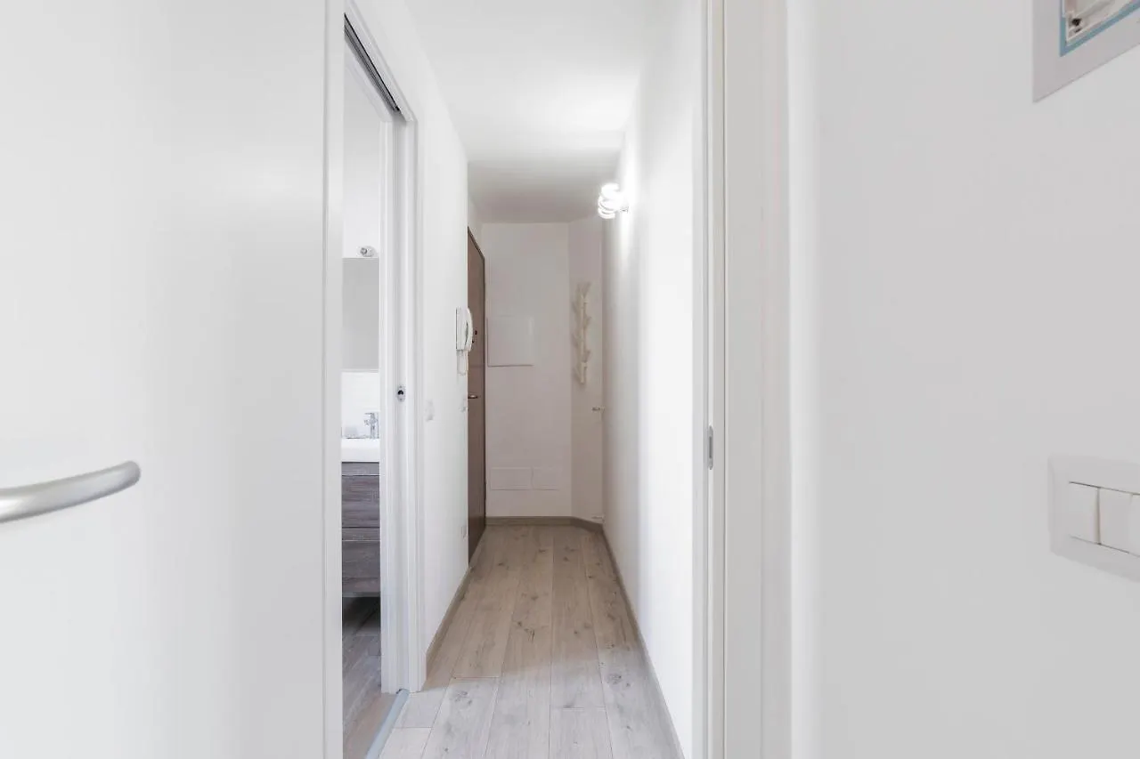 Maciachini Renovated Studio! Милан Апартаменты